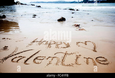 "Happy Valentines Day!" geschrieben in Sand am tropischen Strand - Vintage Photo Stockfoto