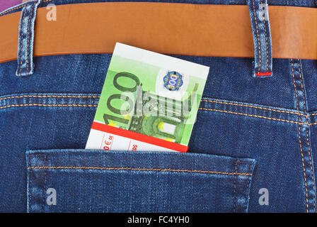 Geld in Jeans-Tasche Stockfoto