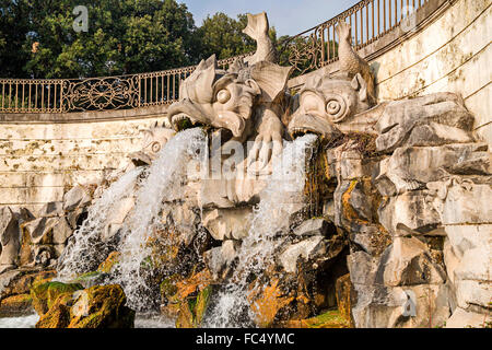 Fontana dei Delfini-Brunnen der Delphine, im königlichen Palast von Caserta, Italien. UNESCO-Weltkulturerbe. Stockfoto