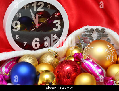 Uhr und Weihnachten Kugeln und Spielzeug Stockfoto