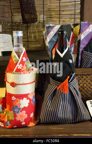 Sake Flaschen und Tuch-Verkleidungen Stockfoto