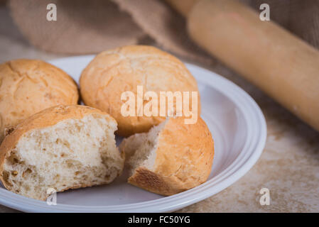 Teller mit Abendessen Brot Brötchen Stockfoto