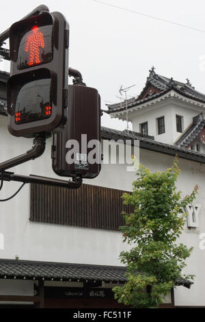 Fußgängerzone Straßenlaterne in einer typischen Seitenstraße im historischen Takayama-Japan Stockfoto