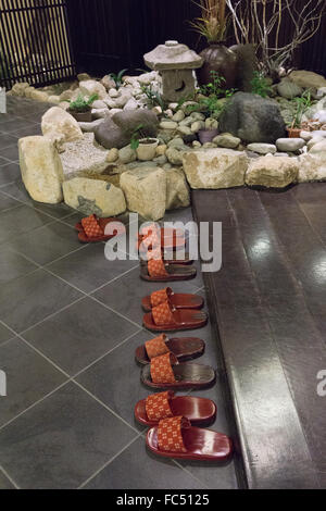 Traditionelle Eintrag in eine japanische Roykan mit Steingarten und Hausschuhe Stockfoto