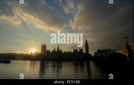 Die Sonne versinkt hinter The Houses of Parliament und Big Ben in London Stockfoto