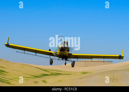 Sprühflugzeug sprühen Herbizid auf Feldern Garbanzo Bohnen in der Palouse Region Eastern Washington Stockfoto