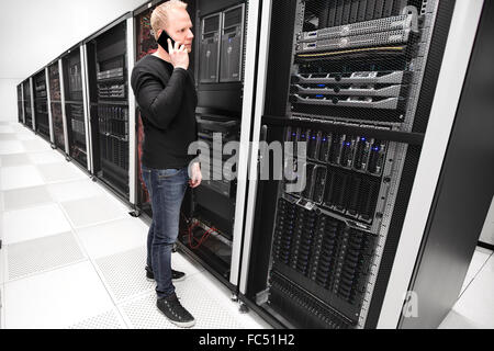 Es Berater arbeitet in Großunternehmen Datacenter Stockfoto