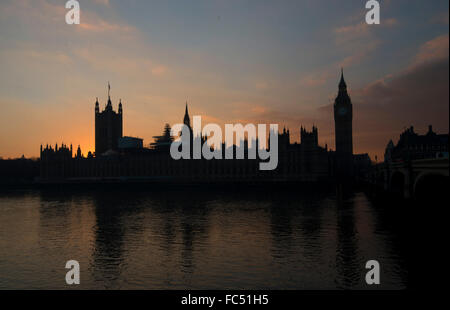 Die Sonne versinkt hinter The Houses of Parliament und Big Ben in London Stockfoto