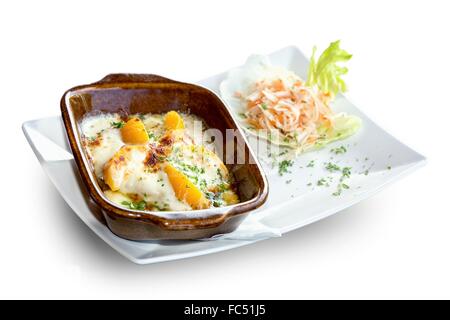 Gebackenes Huhn auf Pfirsiche mit Gemüse Stockfoto