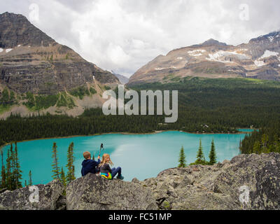 Sie die Aussicht auf die schöne, remote Lake O'hara im Yoho National Park, in der Nähe von Feld, British Columbia, Kanada; Frau verfügbar Stockfoto