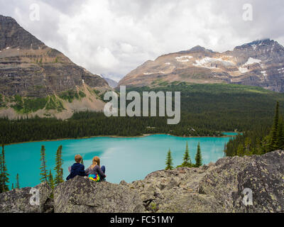 Sie die Aussicht auf die schöne, remote Lake O'hara im Yoho National Park, in der Nähe von Feld, British Columbia, Kanada; Frau verfügbar Stockfoto