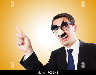 Lustige Geschäftsmann mit Augenbrauen und Schnurrbart Stockfoto