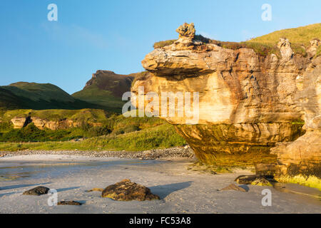 Erodierte Land bei Sonnenuntergang am Singing Sands, Insel Eigg, kleinen Inseln, Inneren Hebriden, Schottland Stockfoto