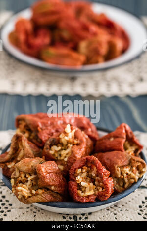 Türkische traditionelle Speisen Dolma, gefüllte getrocknete Paprika auf blauem Hintergrund aus Holz Stockfoto