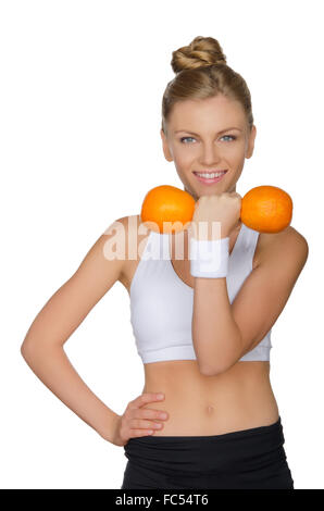 Schöne Frau mit Hanteln zwei Orangen Stockfoto