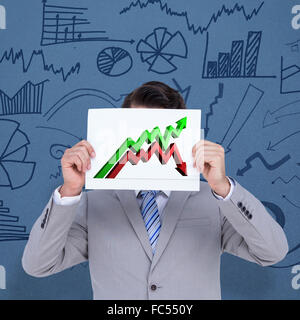 Zusammengesetztes Bild des Kaufmanns leere Zeichen vor den Kopf halten Stockfoto