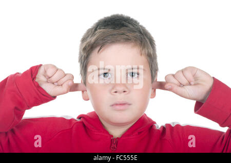 Junge schließt Ohren Finger Stockfoto