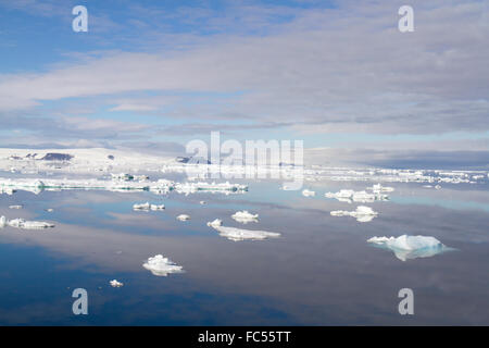Wolken reflektieren in ruhigen Gewässern der Antarktis Sound. Stockfoto