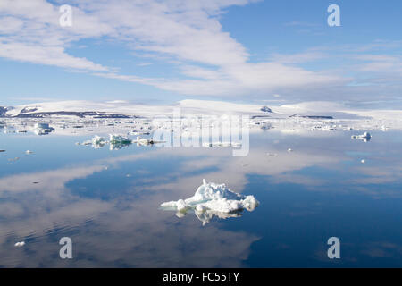 Wolken reflektieren in ruhigen Gewässern der Antarktis Sound. Stockfoto