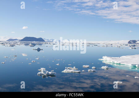 Wolken reflektieren in ruhigen Gewässern der Antarktis Sound. Stockfoto