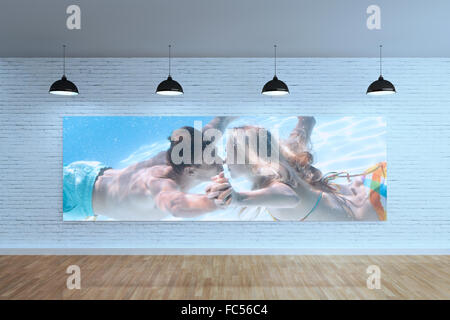 Zusammengesetztes Bild von niedlichen paar küssen unter Wasser im Schwimmbad Stockfoto