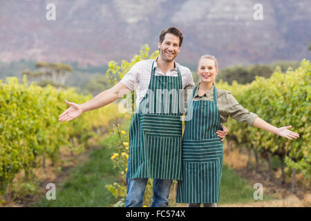 Zwei junge glücklich Winzer zeigen ihre Felder Stockfoto