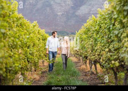 Junge glückliche Paar zu Fuß neben einander Stockfoto