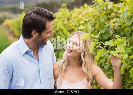 Junge glückliche Paar zu Fuß neben einander Stockfoto