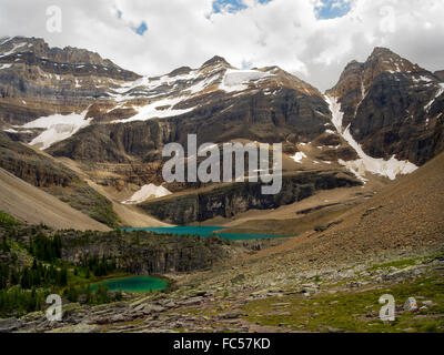 Blick auf atemberaubende oesa See (Hintergrund) und lefroy See (links im Vordergrund) mit Glacier Peak im Hintergrund Stockfoto