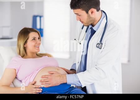 Arzt Magen schwanger Patienten untersuchen und beraten Stockfoto