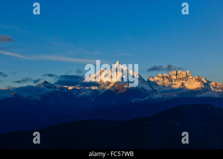 Mingyong Gletscher, Meili Snow Mountain Range, Heiligen Kawagebo Peak von Tibetern, Sonnenuntergänge, Deqin County, Provinz Yunnan, China verehrt Stockfoto