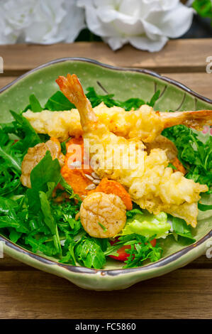 frische japanische Tempura Garnelen mit Salat Stockfoto