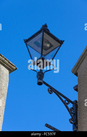 Viktorianischen Straßenlampen befestigt an Gebäuden im Hafen von Stromness, Orkney, Schottland Stockfoto