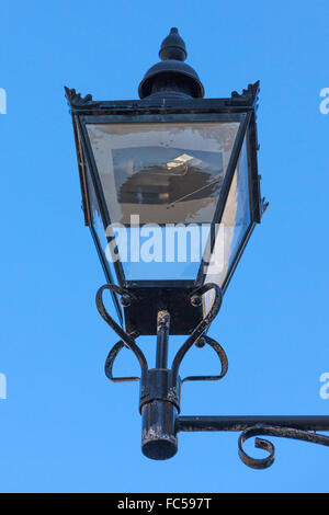 Viktorianischen Straßenlampen befestigt an Gebäuden im Hafen von Stromness, Orkney, Schottland Stockfoto