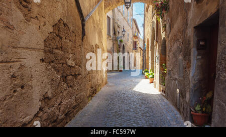 Italienischen Straßen mit Bögen an einem sonnigen Tag und lange Schatten Stockfoto