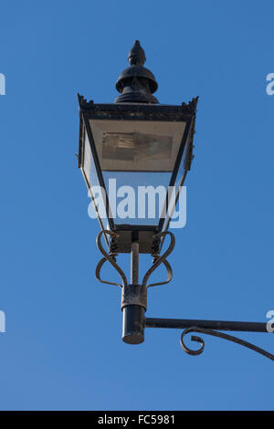 Viktorianischen Straßenlampen befestigt an Gebäuden im Hafen von Stromness, Orkney, Schottland Stockfoto