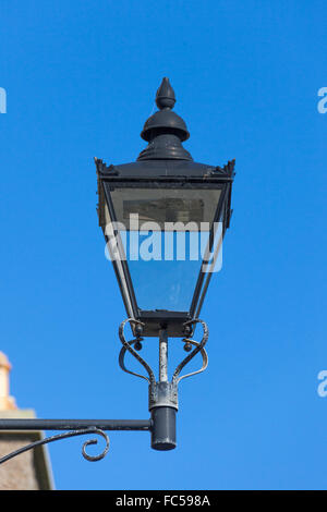 Viktorianischen Straßenlampen befestigt an Gebäuden im Hafen von Stromness, Orkney, Schottland Stockfoto