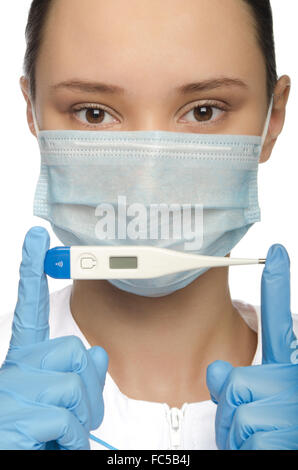 Junge Krankenschwester hält einen thermometer Stockfoto
