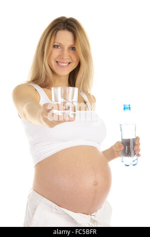 Schwangere Frau hält ein Glas Wasser Stockfoto