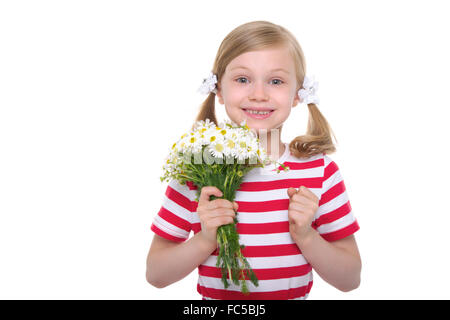 glückliches Mädchen mit einem Strauß Gänseblümchen Stockfoto