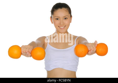 asiatische Frau engagiert in Fitness von Orangen Stockfoto