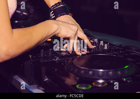 DJ die Hände auf der Fernbedienung. Nachtclub Stockfoto