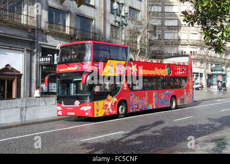 Open Top Sightseeing-Bus auf der Avenida Dos Aliados in Porto Stockfoto