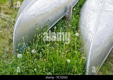 zwei kopfüber liegenden Kanus Stockfoto