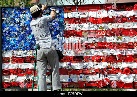 Mann Heften Objekt auf Recycling-amerikanische Flagge (nach Künstler Todd Kundla), 2015 Cherry Creek Arts Festival, Denver, Colorado USA Stockfoto