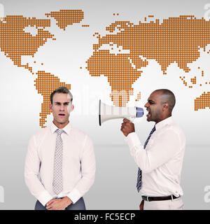 Zusammengesetztes Bild der Geschäftsmann mit einem Megaphon an seinem Kollegen schreien Stockfoto