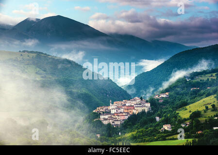 eine hügelige Landschaft auf Sonnenaufgang in der Nähe von Preci in der Valnerina, Umbrien, Italien Stockfoto