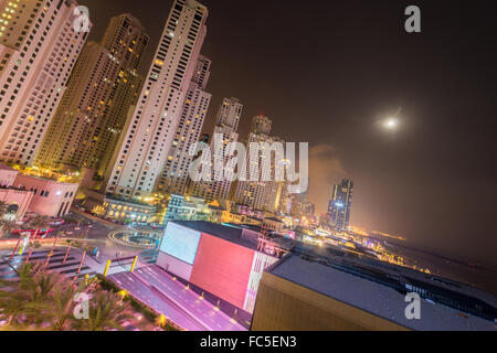Dubai - 9. August 2014: Dubai Marina District am 9. August in den VAE. Dubai ist fastly Stadt im Nahen Osten entwickelt. Stockfoto