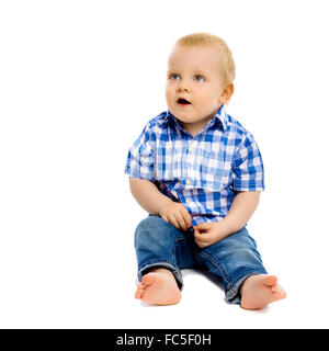 kleiner Junge in einem karierten Hemd und jeans Stockfoto