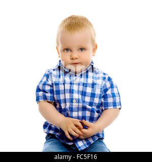 kleiner Junge in einem karierten Hemd und jeans Stockfoto